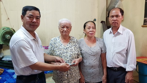 昨(6)日上午，理事長馮傳坤、副理事長馮堯強、馮家榮已前往第六郡第六坊梅春賞街219/115 Bis 號探望馮明月和陳秀葉大娘，並將上述善款全部交給馮明月。