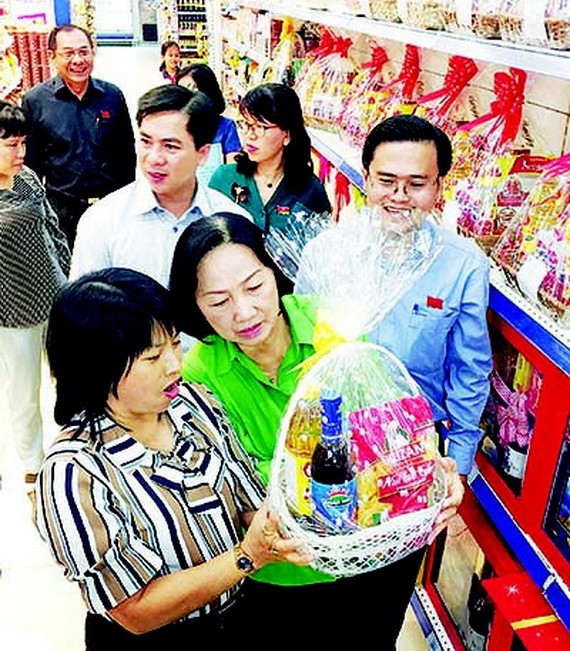 消費者選購節禮品籃。