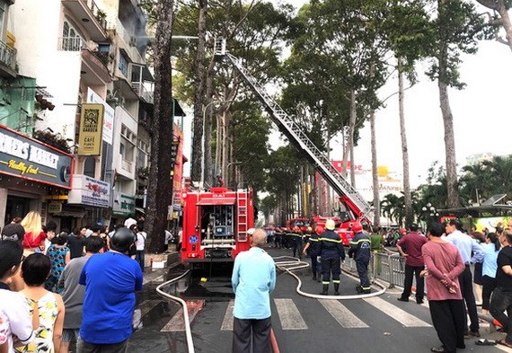 消防與救援力量使用消防雲梯車噴水滅火。