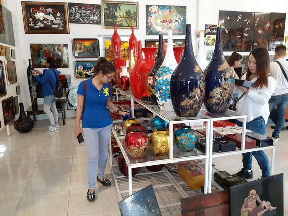 遊客正參觀定和磨漆公司的產品展示室。