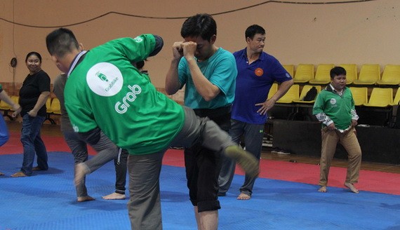 刑警科人員為Grab司機隊員們傳授防衛技能。（示意圖源：S.R）