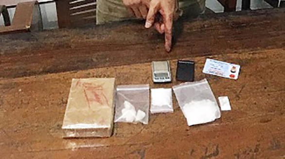 騎摩托車運毒男子被捕 ảnh 1