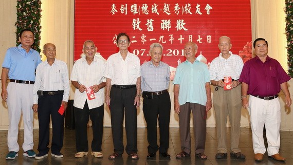 胡百全會長(左一)與丁文森副會長(右一) 向高齡校友贈送祝壽利是。