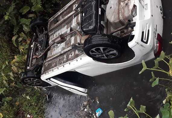 計程車衝下溝渠側翻現場。（圖源：海風）