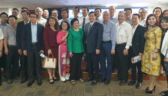 榮獲模範產品與服務稱號的企業代表合影。