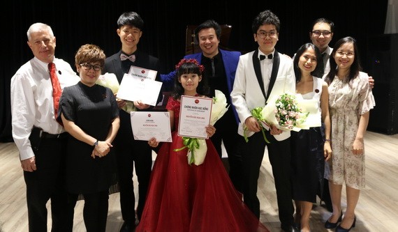 劉黃河（左三）、阮寶儀英（左四）與梅福明君 （右二）獲SMPAA頒贈全額獎學金以作獎勵。