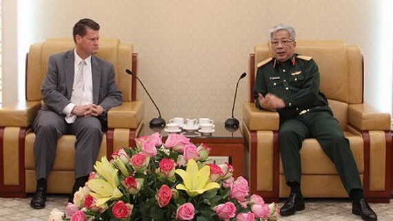 國防部副部長阮志詠上將（右）接見美國國防部長印度洋-太平洋安全事務助理蘭德爾‧施萊弗。（圖源：越通社）