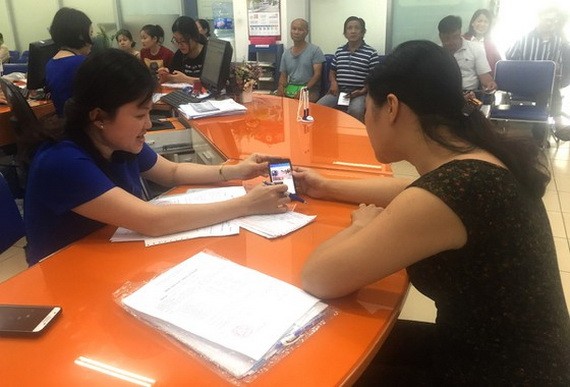 EVNHCMC人員指引用戶以手機辦理在線交易。 