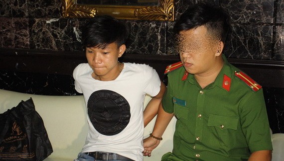 被當場抓獲的武功義（左）。（圖源：TNO）