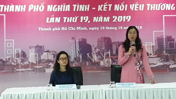 市越南祖國陣線委員會副主席趙麗慶介紹節目。（圖源：HTV）