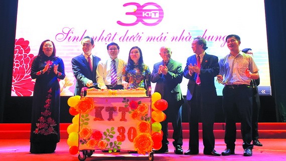 大家一起圍繞著生日蛋糕唱生日歌。