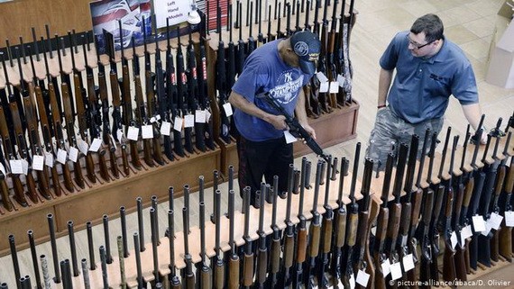 當地時間11日，美加州州長加文‧紐森簽署了一項新的槍枝控制法案。（圖源：互聯網）