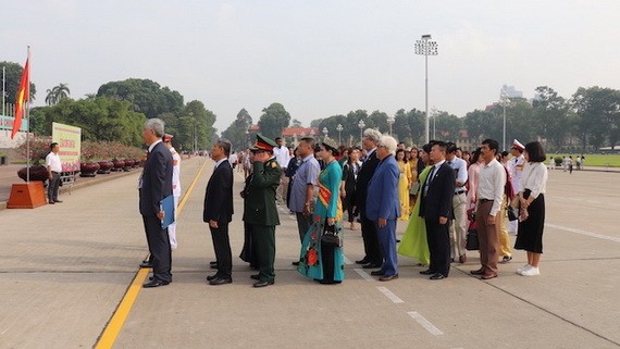越南企業家代表團晉謁胡志明主席陵並匯報功績。