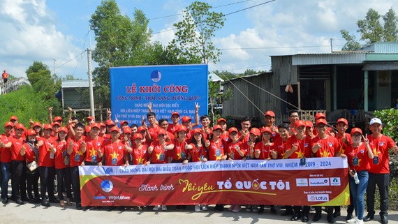 2019年“我愛祖國”行程參與者在金甌省玉顯縣岬角鄉合影。（圖源：晉泰）