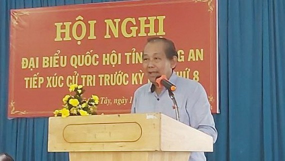 張和平副總理站在講台上回答選民的質詢。（圖源：VOV）