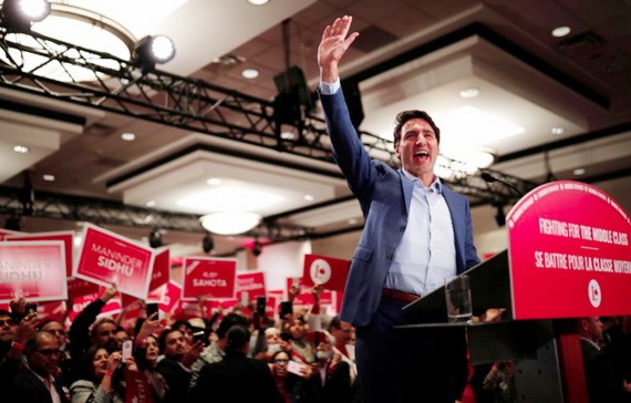 加拿大總理特魯多被拍到穿著防彈背心現身競選集會。（圖源：路透社）