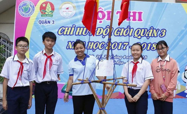 張瑞清雪老師與學校隊員參加第三郡少先隊優秀指揮員比賽。