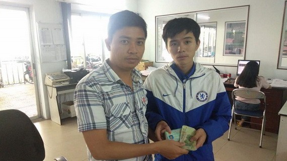 市公共交通管理中心代表人將財物交還到失主杜文東的手上。（圖源：CTV）