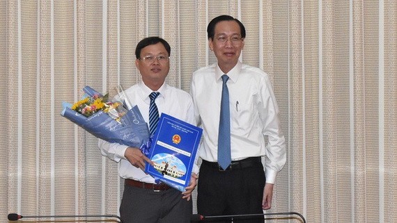 新任市農業與農村發展廳副廳長阮春黃（左）與市人委會常務副主席黎清廉合影。（圖源：勞動者報）