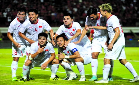 越南全隊慶祝進第一粒球。（圖源：互聯網）
