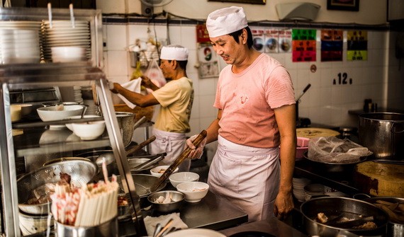 華人麵家的廚師正在煮麵服務食客。