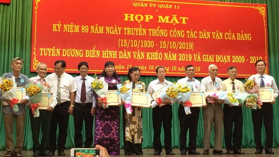 第十一郡郡委向2009至2019年間積極貢獻的28集體與19個人給予表彰。其中有5位華人獲表彰，具體是王沛川、周華邦、林園德、賴生東、丘航光。