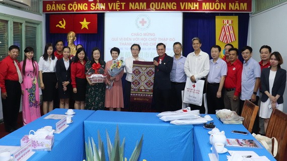 雙方互相贈送紀念品並合影留念。