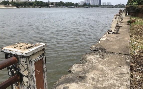 守德郡協平政坊西貢河畔護欄嚴重 損壞、殘舊地段之一。