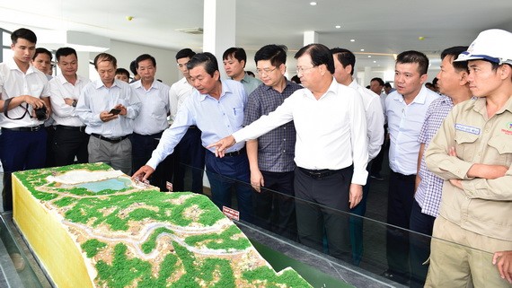 政府副總理鄭廷勇與政府工作團前往寧順省視察若干風力發電和太陽能發電可再生能源項目。（圖源：VGP）