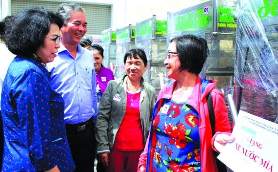 市領導親切慰問獲贈謀生工具的貧困戶。