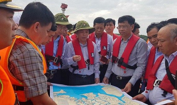 交通運輸部長阮文體（中）在現場指導克服工作。（圖源：潘陽）