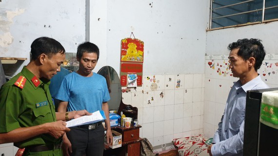 公安力量對巴士扒手團夥中的頭目郭政仁（右）進行搜查住所。（圖源：志石）