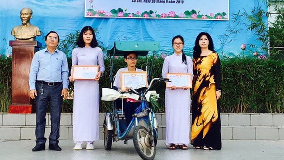 “傚法胡伯伯教誨的校園榜樣”學生獲頒發助學金。