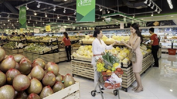 消費者在 Vin Eco 選購物品。（圖源：VinMart）