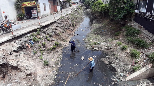 清潔員在清理新平郡希望湧內的垃圾以確保湧渠暢通。