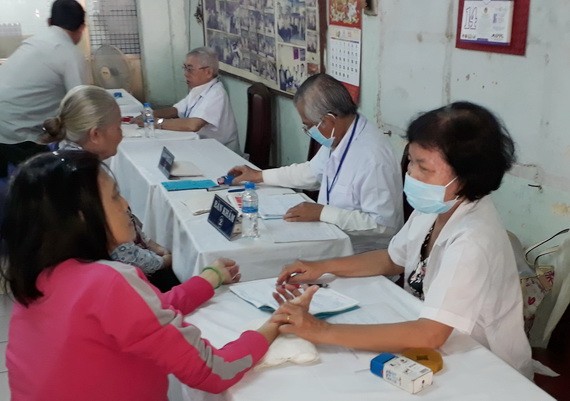 各東醫師為病人把脈診病。