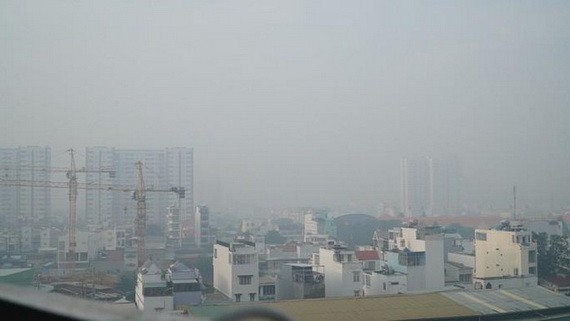 本市午時只能看見一片灰濛濛的天空。（圖源：勞動者報）