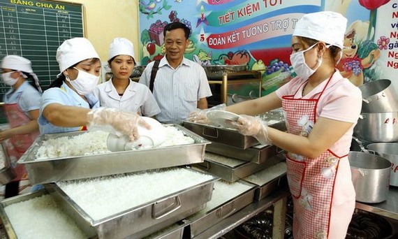 營養員專家檢查學齡前兒童的膳食質量。