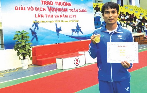 本市華人運動員林東旺與隊友奪得男子組“雙鍊馬刀”賽項的金牌。