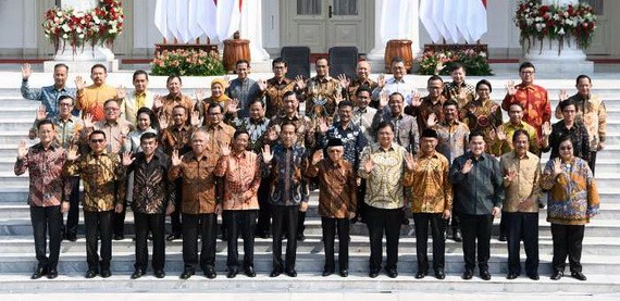 印尼總統佐科（前左六）與新內閣全體成員在總統府獨立宮合影留念。（圖源：互聯網）