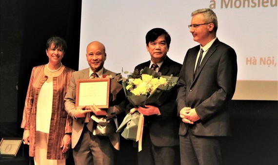 法國駐越南特命全權大使尼古拉斯‧華納（右一）與法語國際院院長吳自立（左二）和鄭文明副教授（右二）在勳章頒發儀式上合影。（圖源：HN）