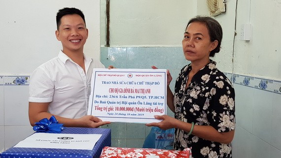 溫陵會館理事林曉東將贊助善款轉交給黎氏香。