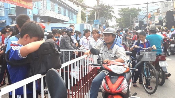 放學時間，李自仲中學前常發生交通堵塞。