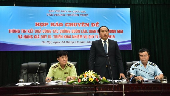 國家389指委會辦公廳主任譚清世少將（中）在新聞發佈會上發言。（圖源：PV）