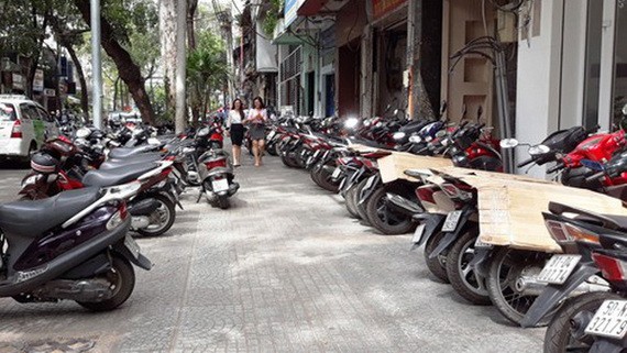 本市多條街道人行道被霸佔做存車場。