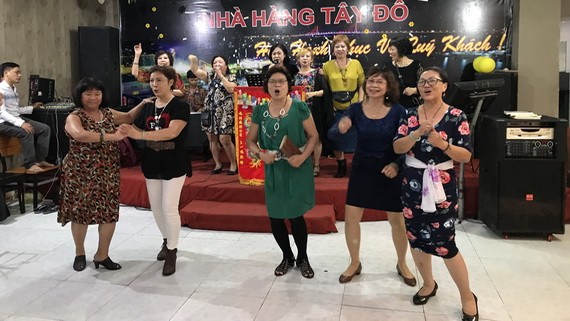 歌友們在聯歡會上唱歌跳舞。