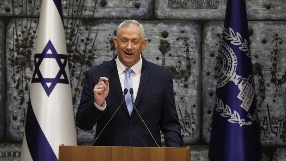 以色列總統里夫林23日晚在總統府宣佈，正式授權藍白黨領導人本尼‧甘茨組建新一屆政府。（圖源：互聯網）