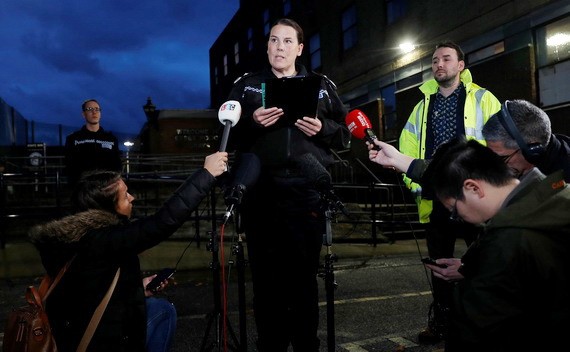 埃塞克斯警察局副局長米爾斯在格雷斯警察局外交代事件。（圖源：路透社）