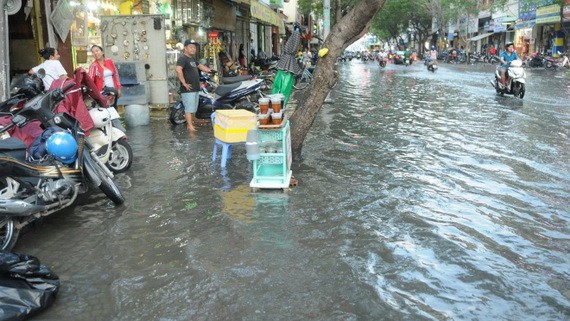 圖為上月底潮汛大高漲時第一郡多條街道一片汪洋。（圖源：越通社）