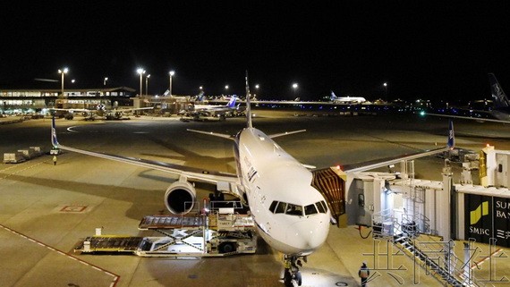 日本成田機場27日起延長夜間跑道使用時間，居民則擔心噪音狀況更加嚴重。（圖源：共同社）